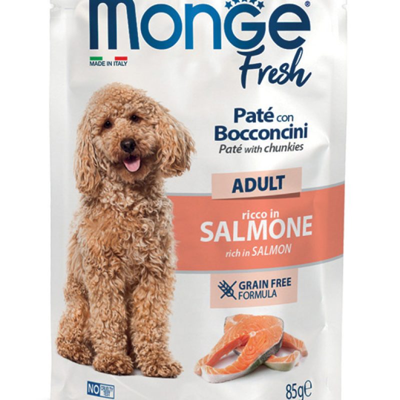 Monge Fresh Adult Salmon šlapias šunų maistas, 85 g pakuotė su šuns nuotrauka ir lašišos gabaliukais.